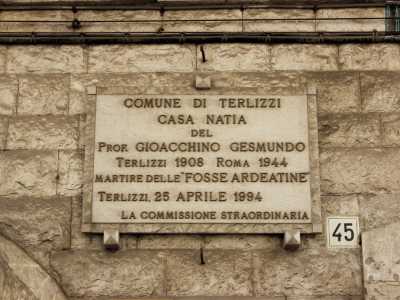 ...come ricorda ancora oggi una targa commemorativa posta sull�edificio